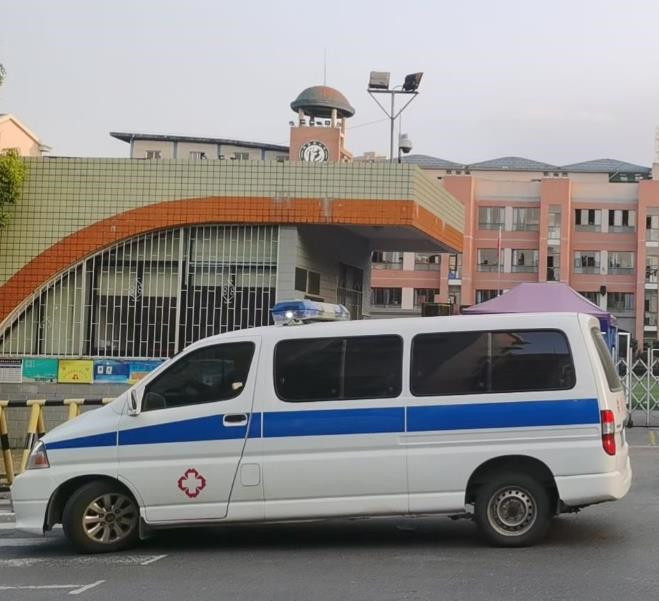 新河救护车出租护送骨折病人一公里多少钱